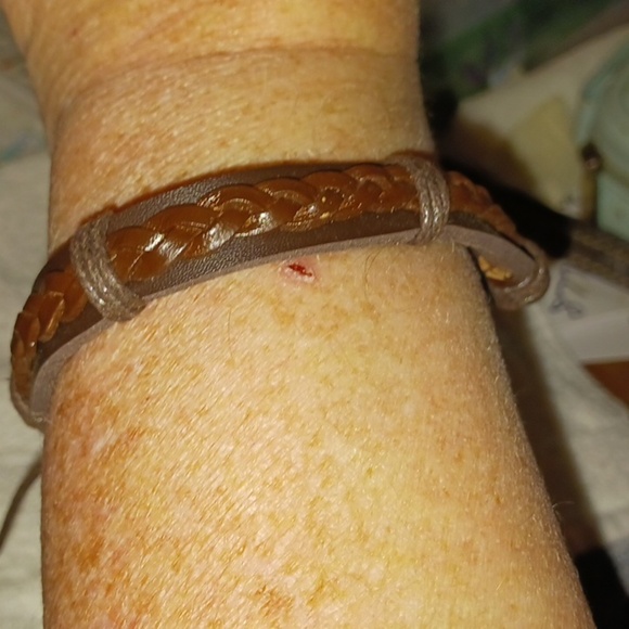 Handmade Leather Unisex Bracelet - Picture 2 of 4